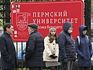 Ped univerzitou v Permu se scházejí truchlící lidé. (21. záí 2021)