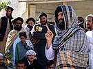Jeden z vdc Tálibánu hovoí v afghánském Kandaháru s proputnými politickými...