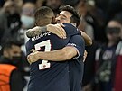 Lionel Messi objímá Kyliana Mbappého, který mu nahrál na první gól v dresu PSG.