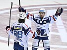 Peter Mueller a Petr Holík z se radují z gólu.