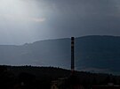V Jablonci odstelili komín bývalé teplárny. (25. záí 2021)