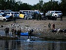 Migranti pekraují eku Rio Grande, aby se dostali do Texasu. (23. záí 2021)