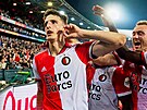 Guus Til z Feyenoordu slaví s fanouky svou trefu v zápase nizozemské ligy...