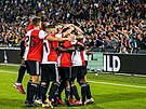 Fotbalisté Feyenoordu slaví jeden z pti gól v posledním ligovém utkání proti...