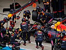 Max Verstappen z Red Bullu eká, ne jeho týmoví mechanici dokoní práci.