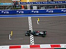 Lewis Hamilton z Mercedesu projídí cílem jako první a stává se vítzem Velké...