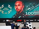 Lewis Hamilton z Mercedesu zaznamenal své sté vítzství v kariée.