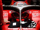 Carlos Sainz mladí ve svém Ferrari ped kvalifikací na Velkou cenu Ruska v...