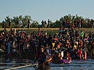 Haittí migranti se snaí dostat do Spojených stát pes eku Rio Grande, která...