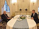 Prezident Milo Zeman (vlevo) pijal 27. záí 2021 na zámku v Lánech premiéra...