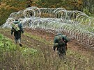 Litevtí vojáci natáhli ostnatý drát podél ásti hranice s Bloruskem. (28....