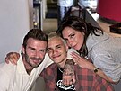 Romeo Beckham (uprosted) se svým otcem Davidem a matkou Victorií.