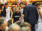 Nymburtí basketbalisté pi zápase s Opavou, v erném triku adidas Martin Kí