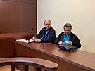 Anton Kovarovi (vpravo) u soudu. Za zneuití pravomoci úední osoby mu hrozil...
