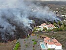 Láva ze sopky na La Palma se valí na desítky dom