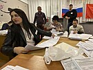 lenové volební komise se chystají spoítat hlasovací lístky po hlasování ve...
