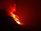 Proud lávy ze sopky na panlském ostrov La Palma, která zaala být aktivní...