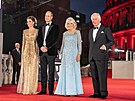 Vévodkyn Kate, princ William, vévodkyn Camilla a princ Charles na premiée...