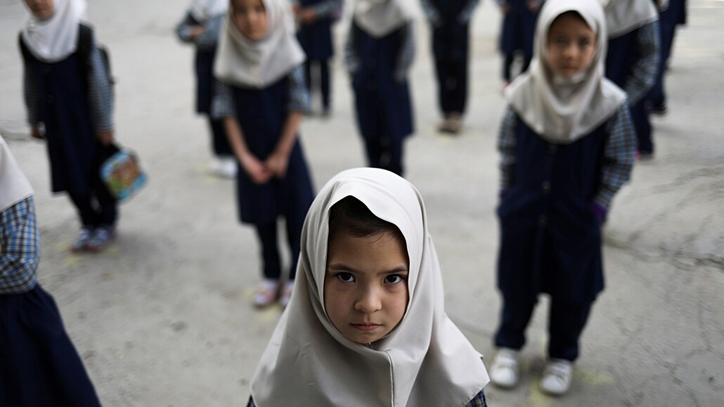 Afghánská děvčata na začátku nového školního roku (18. září 2021)