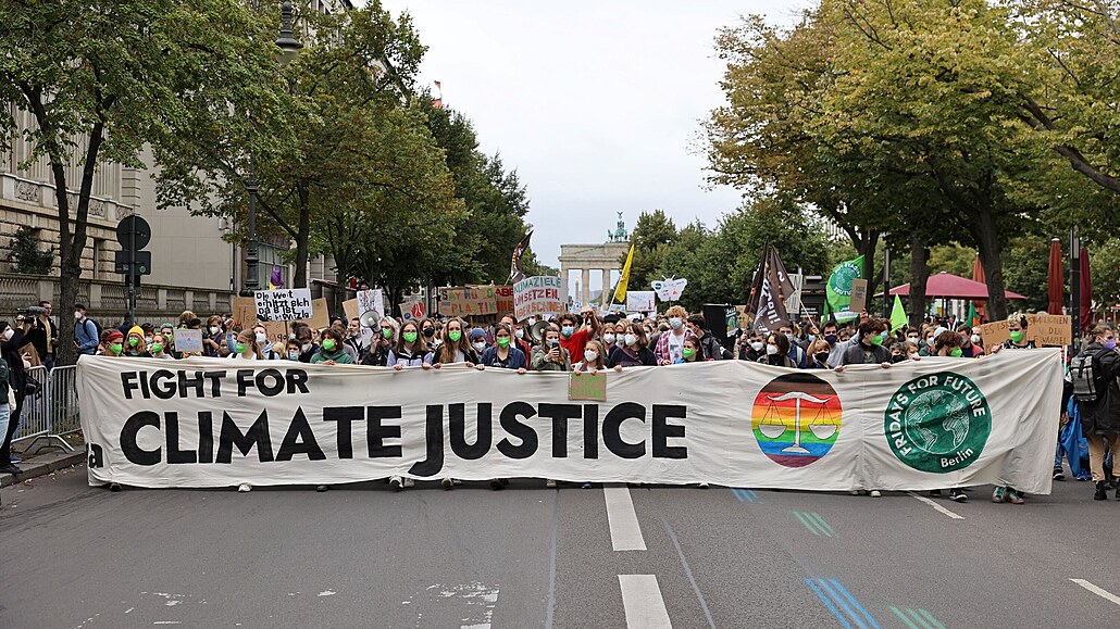 V centru Berlína se sely desítky tisíc lidí na klimatické demonstraci. (24....