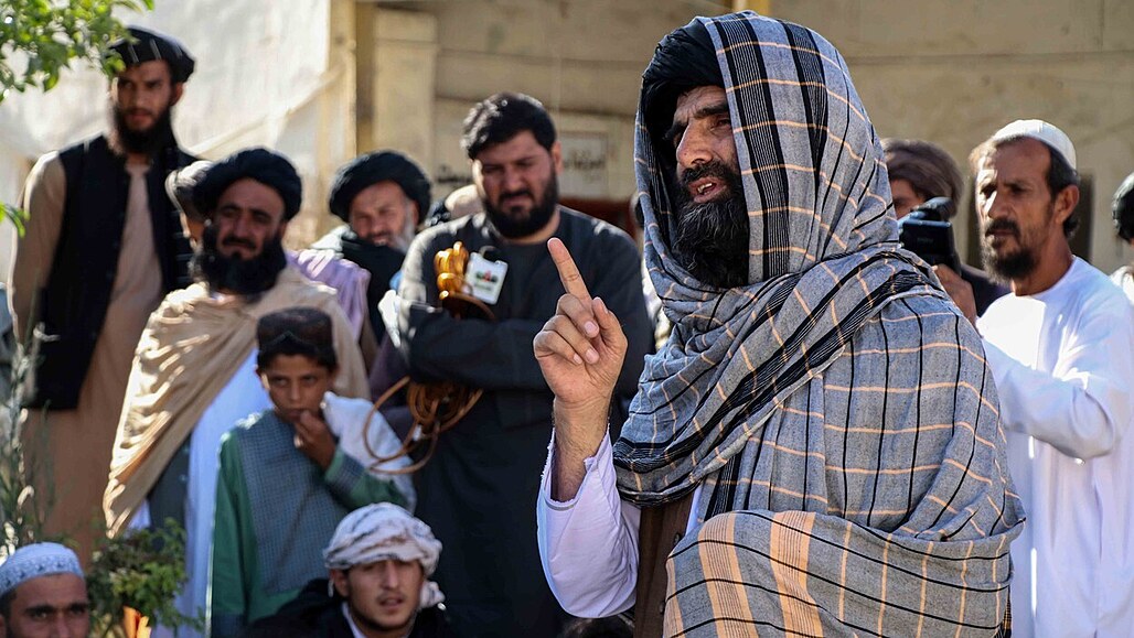 Jeden z vůdců Tálibánu hovoří v afghánském Kandaháru s propuštěnými politickými...