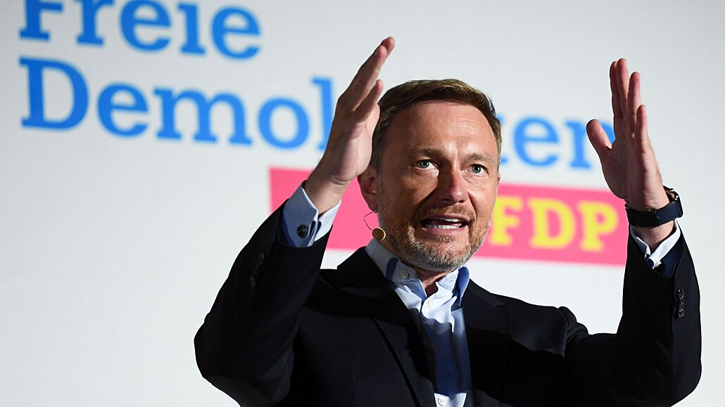 Lídr Svobodné demokratické strany (FDP) Christian Lindner hovoí bhem kampan...