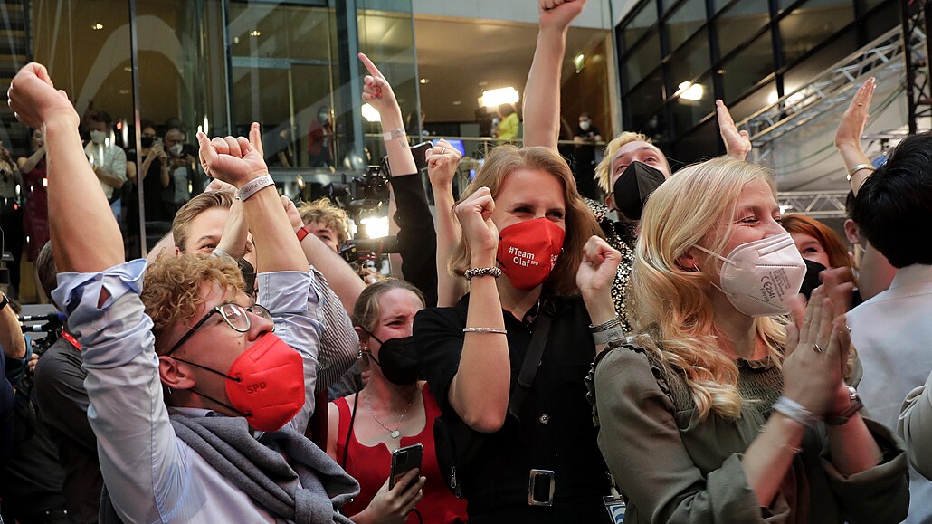 Stoupenci sociální demokracie se v Berlín radují z volebního výsledku. (26....