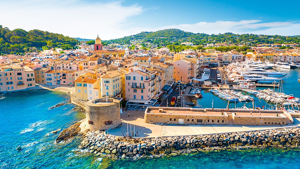 Saint-Tropez: kdysi rybáská vesnice, dnes ráj miliardá