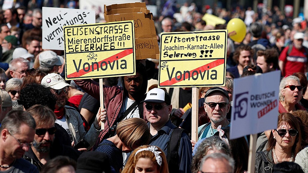 Tisíce lidí se zúčastnily protestů v německém Berlíně proti růstu nájmů a...