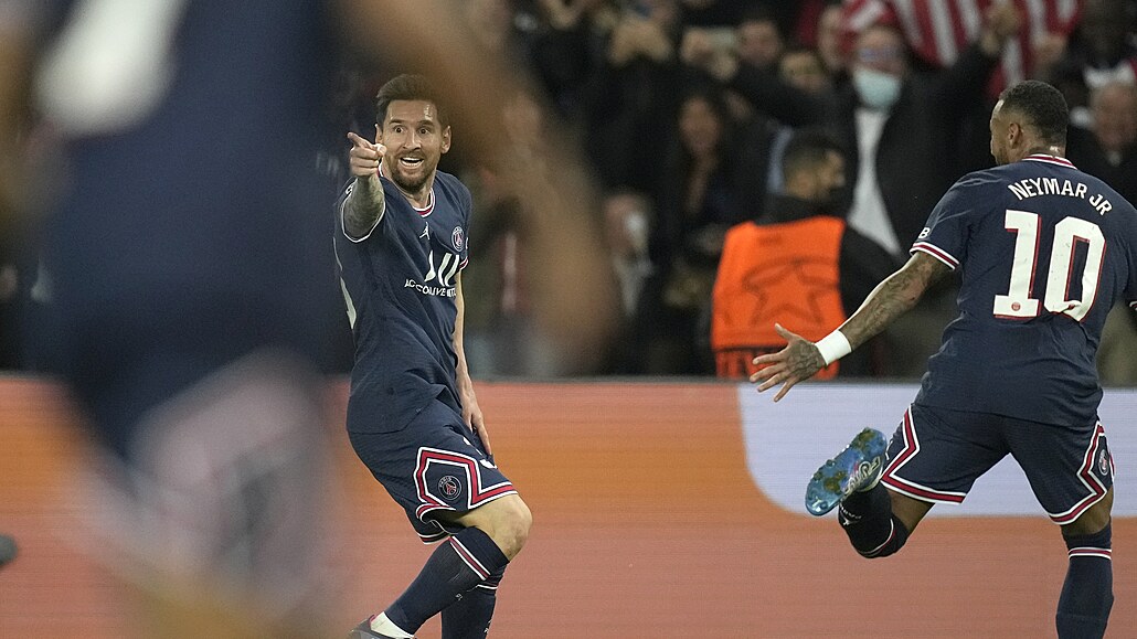 Lionel Messi se raduje z prvního gólu za Paris St. Germain v zápase Ligy mistrů...
