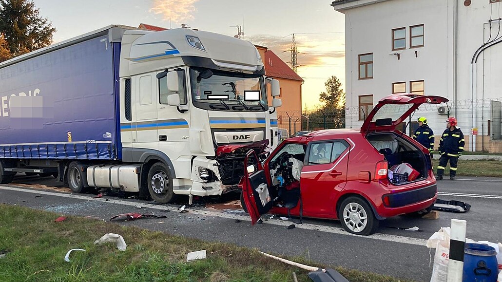 U Letů na Písecku se srazilo osobní auto s nákladním, dva lidé nepřežili