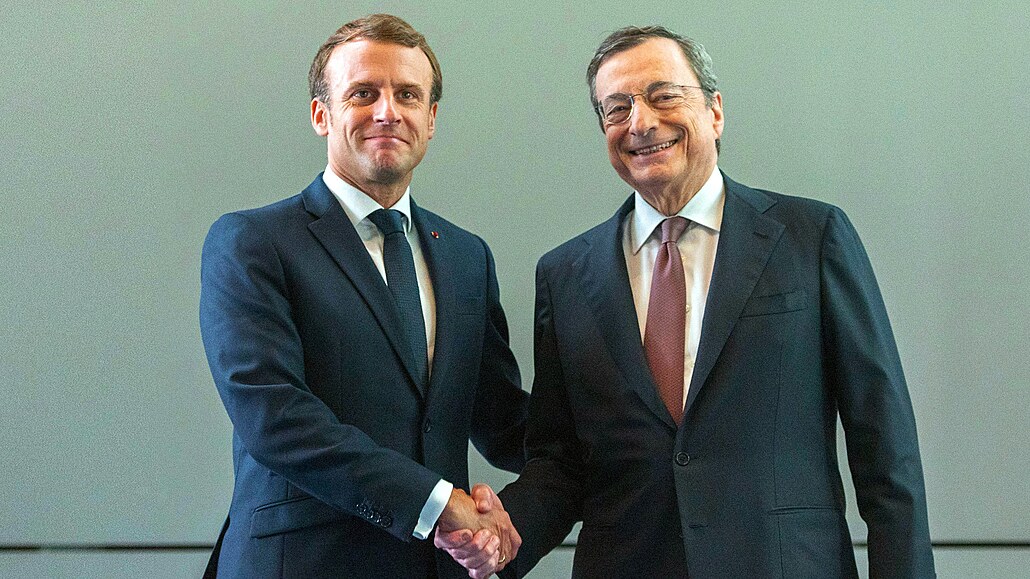 Italský premiér Mario Draghi (vlevo) a francouzský prezident Emmanuel Macron...