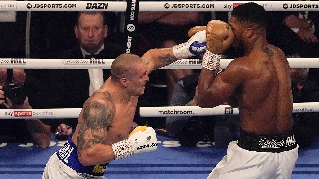 Ukrajinský boxer Oleksandr Usyk útočí na Brita Anthonyho Joshuu.