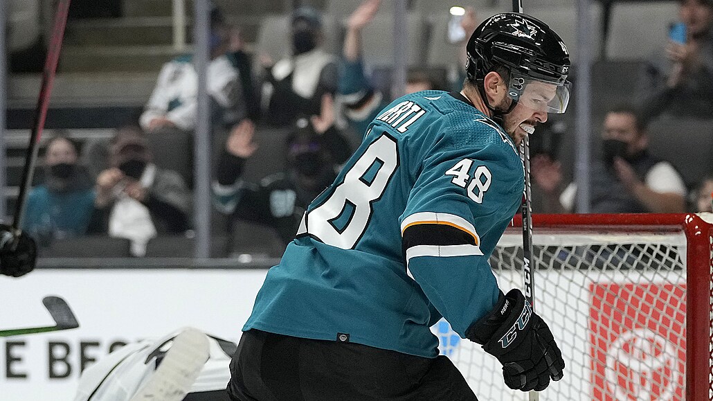 Tomá Hertl ze San Jose práv skóroval proti Los Angeles.