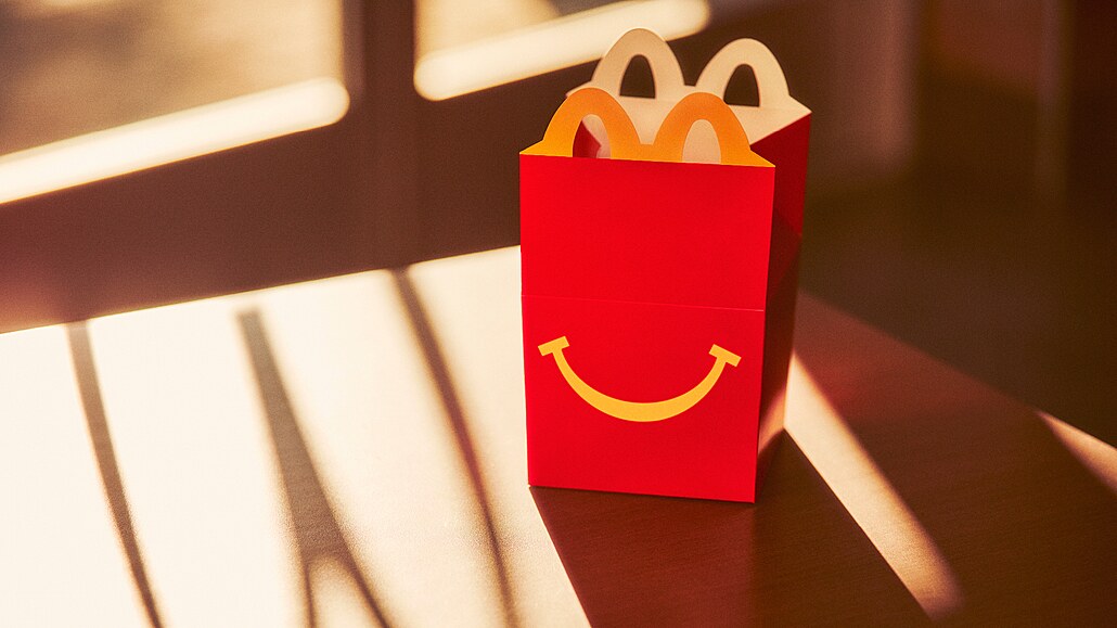 Hra�ky v d�tském Happy Meal projdou obm�nou
