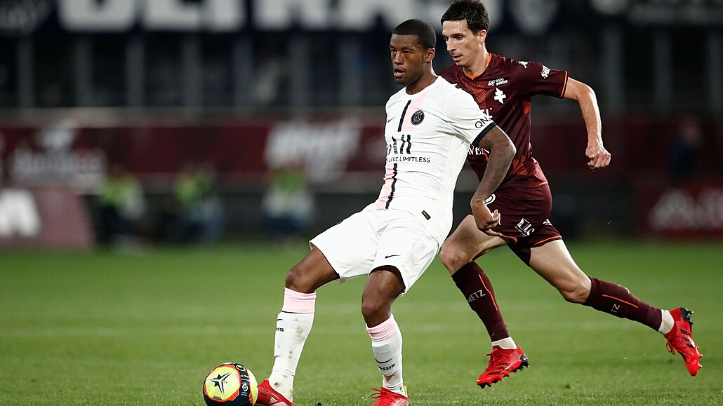 Georginio Wijnaldum i(vlevo) z PSG v souboji s  Vincentem Pajotem z Mét.