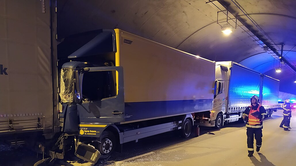 Komořanský tunel v Praze blokovaly nabourané kamiony, jeden řidič je zraněný