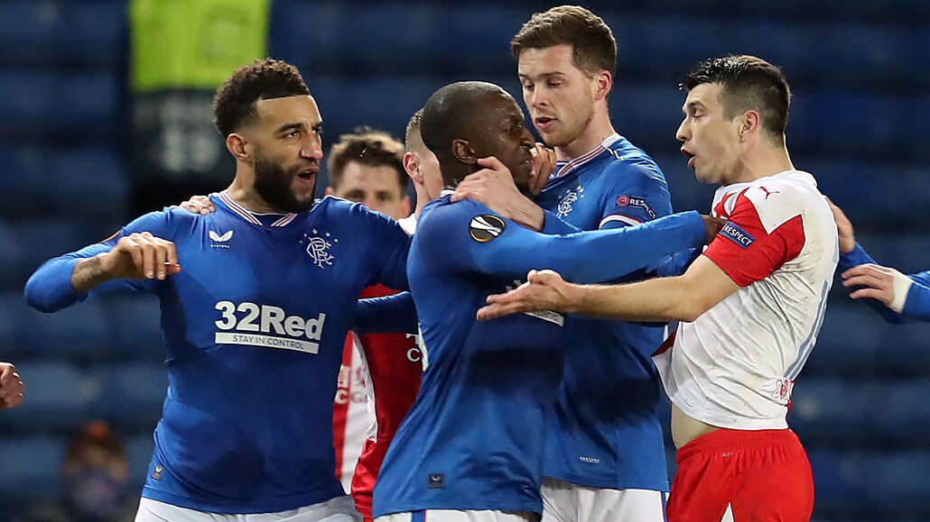 Natvaný Glen Kamara z Rangers se hádá se slávistou Ondejem Kúdelou.