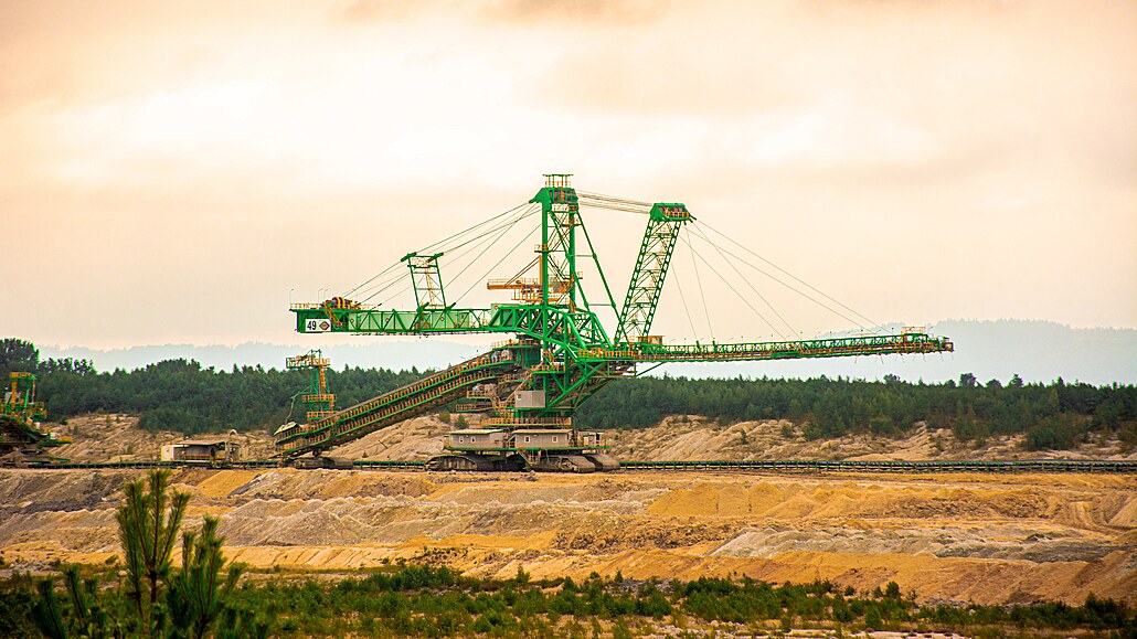 Snímek rypadla viditelného od silnice, za který nás ochranka dolu...