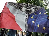 Transparent demonstrant�, kte�í p�i�li protestovat k polskému Ústavnímu soudu,...