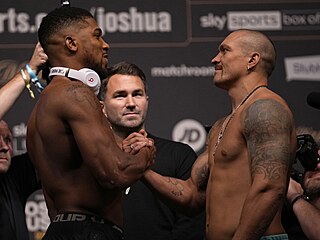 Anthony Joshua (vlevo) a Oleksandr Usyk přes svým boxerským soubojem