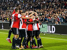 Fotbalist Feyenoordu slav jeden z pti gl v poslednm ligovm utkn proti...