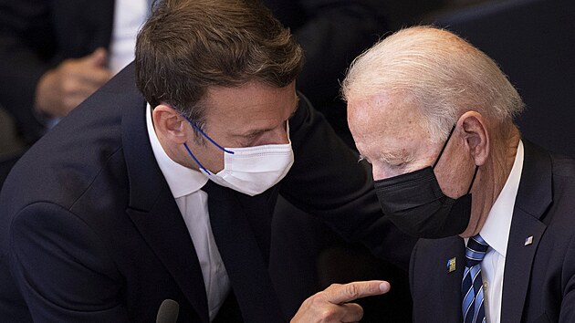 Francouzsk prezident Emmanuel Macron a americk prezident Joe Biden na summitu NATO v Bruselu (14. ervna 2021)