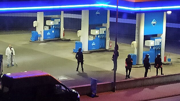 Muž odmítající nosit roušku v Německu zastřelil pokladníka čerpací stanice. (19. září 2021)