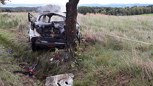 Automobil zaal po nrazu do stromu hoet.