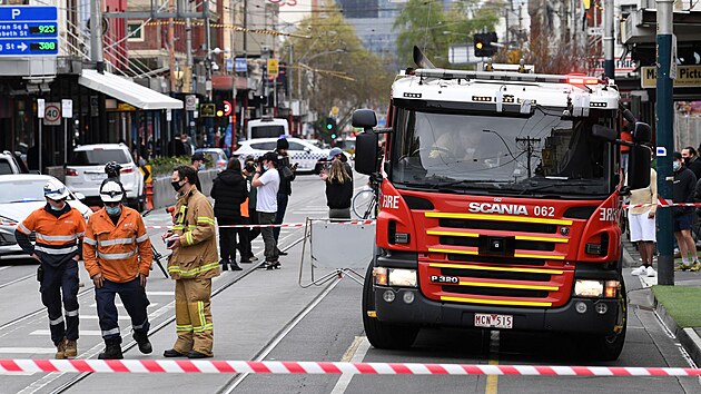 Hasiči a záchranáři v Melbourne, které zasáhlo zemětřesení. (22. září 2021)