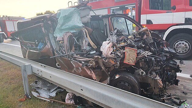 Vn dopravn nehoda zamstnala brzy rno olomouck hasie na 279,9 kilometru D35 u Velk Bystice ve smru z Lipnku nad Bevou do Olomouce..