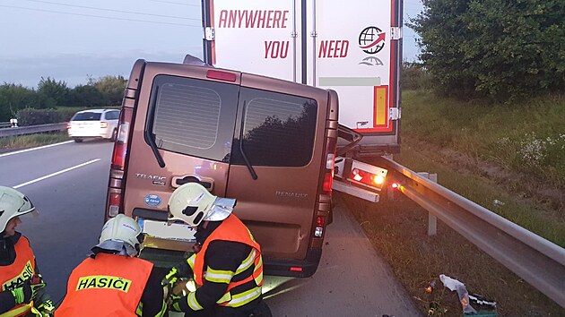 Vn dopravn nehoda zamstnala brzy rno olomouck hasie na 279,9 kilometru D35 u Velk Bystice ve smru z Lipnku nad Bevou do Olomouce..