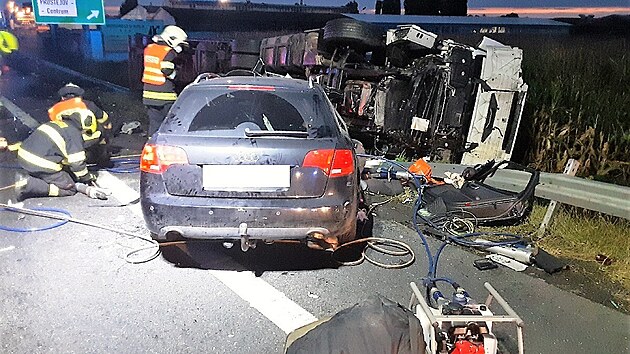 Na D46 u Prostějova se před 5.00 srazil kamion s osobním autem, při nehodě jeden člověk zemřel a tři lidé utrpěli zranění.
