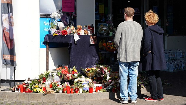 Muž odmítající nosit roušku zastřelil ve městě Idar-Oberstein pokladníka čerpací stanice. Lidé sem nosí květiny a zapalují svíce. (21. září 2021)